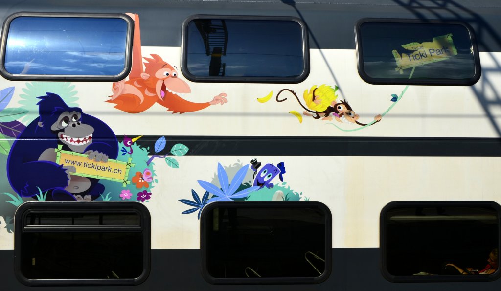  Der Familienwagen – ein Spielplatz auf R�dern.
Im Dino-Wagen gibts ein Dino-Memory, einen Spieltisch und ebenfalls eine tolle Rutschbahn f�r Kinder.
Hier das Logo auf einem SBB InterCity Doppelstockwagen, aufgenommen in Spiez am 01.07.2013.

