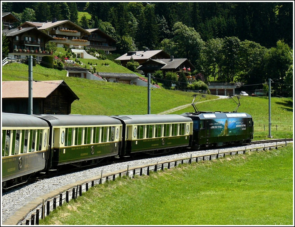 Der Goldenpass Classic mit den wundersch�nen Pullmanwagen  Belle Epoque  ist am 31.07.2008 zwischen Sch�nried und Gstaad unterwegs. (Hans)