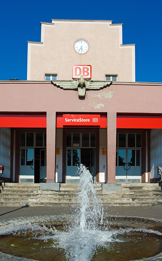
Der Haupteingang des Empfangsgeb�ude vom Bahnhof Dillenburg, mit einem Springbrunnen davor, hier man 07.07.2013.