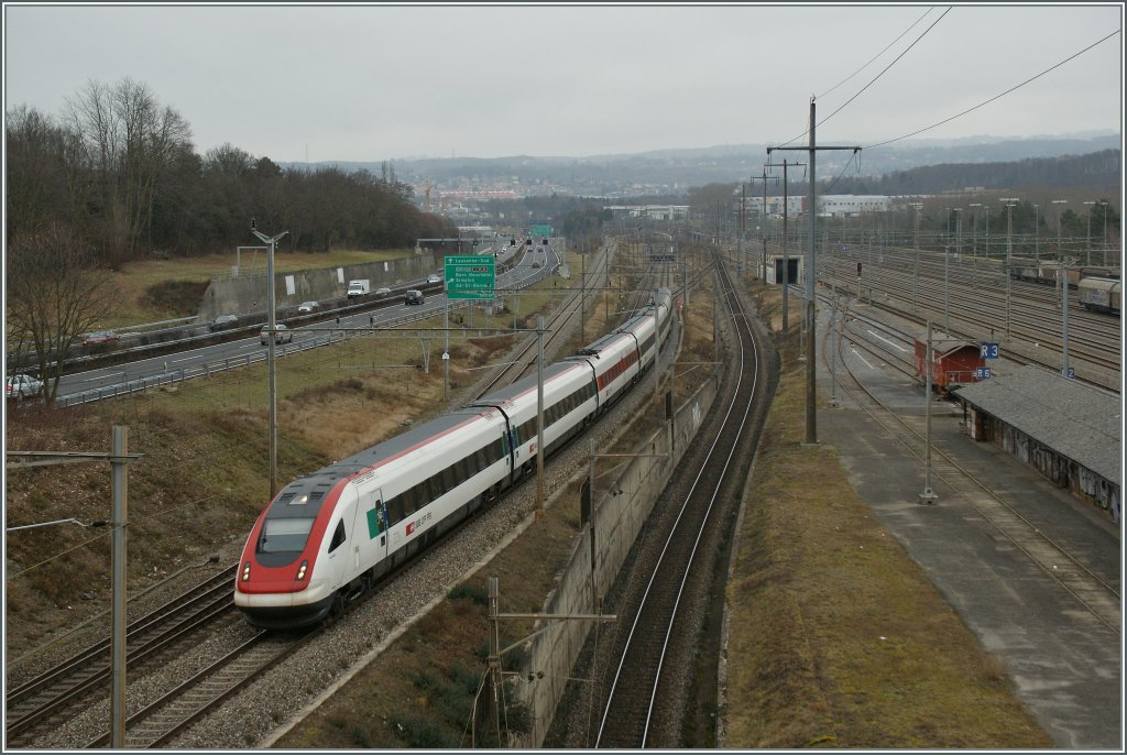 Der ICN 620 von Basel hat die Strecke nach Gen�ve erreicht und beschleunigt nun seine Fahrt wieder, um p�nktlich in Gen�ve anzukommen.
7. Jan. 2013