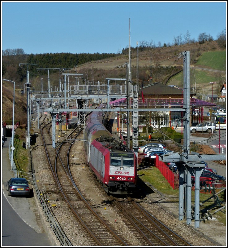 Der IR 3737 Troisvierges - Luxembourg verl�sst am 26.03.2012 den Bahnhof von Troisvierges. (Jeanny)