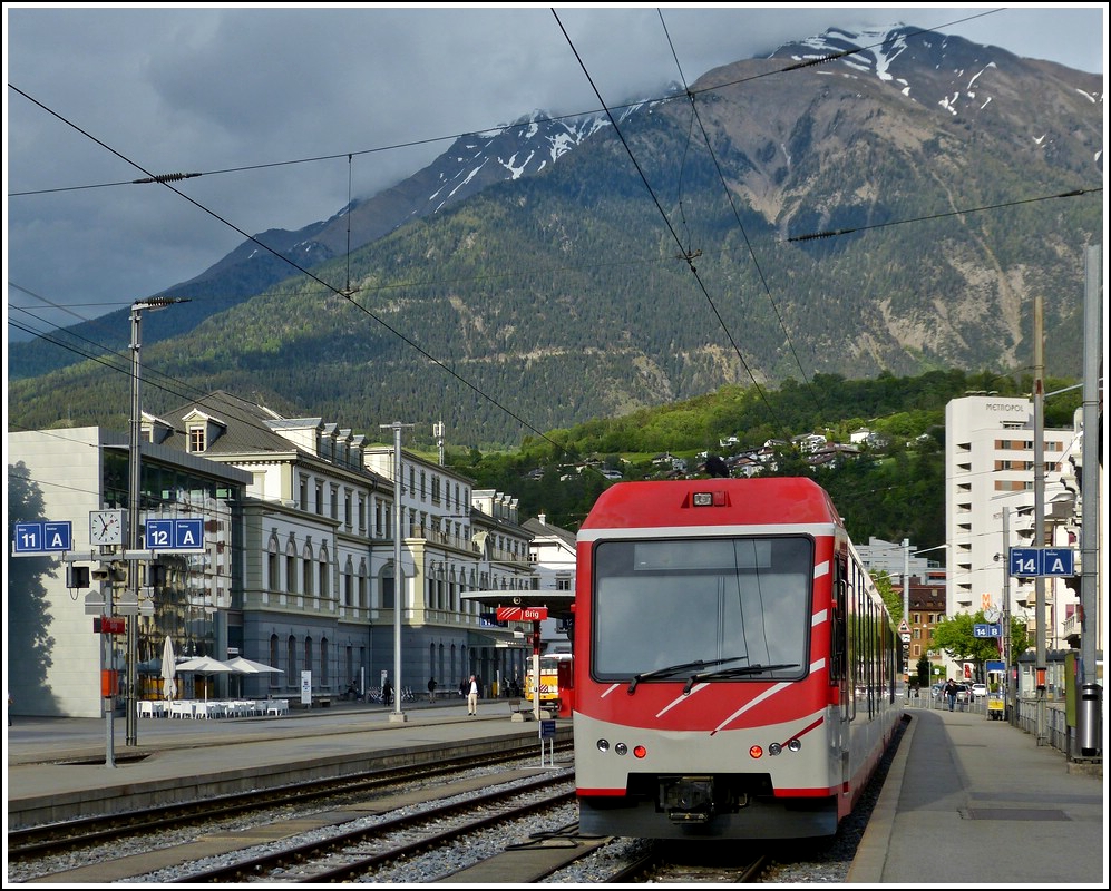 Der MGB Shuttle ABDeH 4/10 nach Zermatt steht am 22.05.2012 im MGB Bahnhof von Brig. Links ist die Terrasse zu sehen, auf der wir 6 Tage sp�ter zusammen sa�en. (Jeanny)