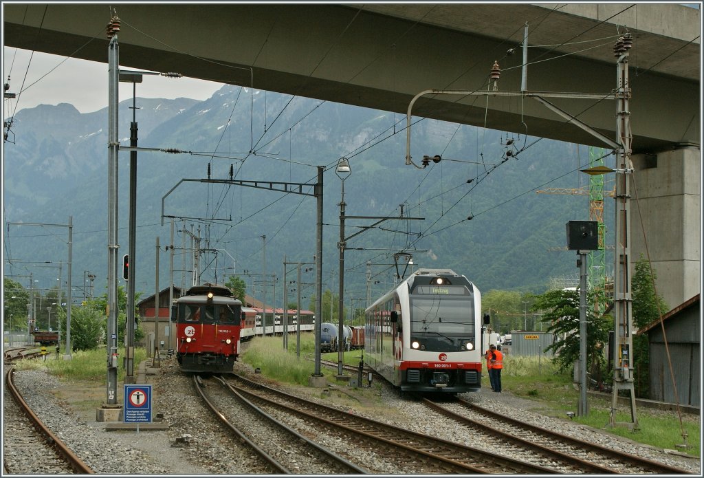 Der neue ABeh 160 001-1 und der 71 Jahre �ltere 110 022-1 in Interlaken Ost. 
1. Juni 2012