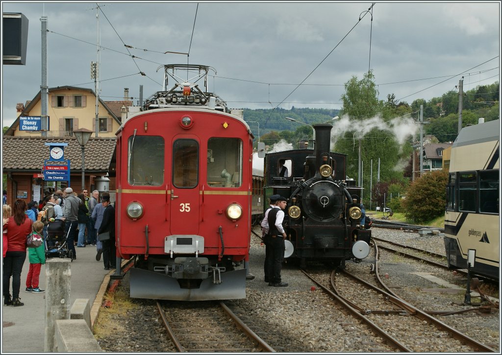 Der noch etwas  elektrisch  aussehendende  Dampfzug  wird durch die Dampflok rechts im Bild bald ein  echter  Dampfzug...
Blonay, B-C Pfingsfestival, den 19. Mai 2013