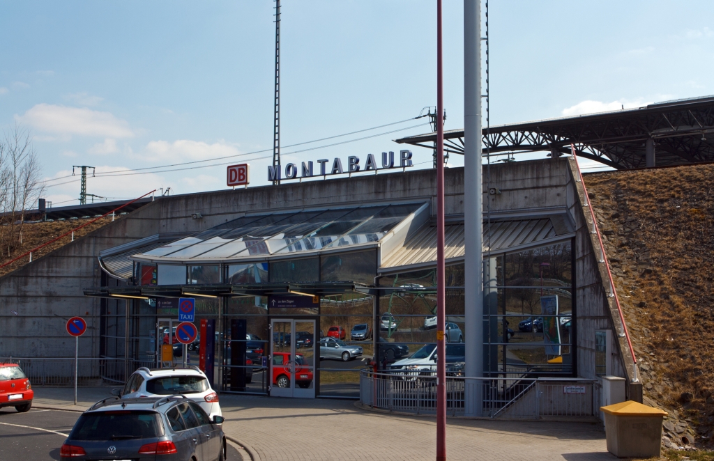 Der Nordeingang zum ICE-Bahnhof Montabaur an der Schnellfahrstrecke K�ln–Rhein/Main (KBS 472 bei Streckenkilometer 89) am 07.04.2013. Hier ist alles unter den Gleisen.