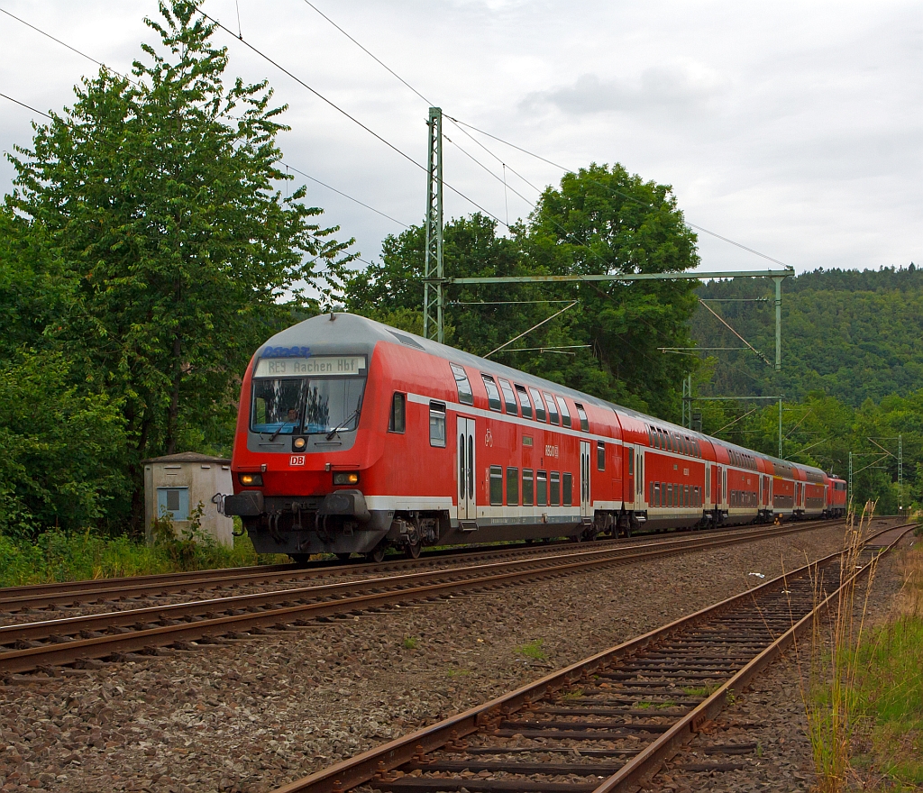 Der RE 9 (Rhein-Sieg-Express) f�hrt Steuerwagen voraus (geschoben von 111 124-4) weiter in Richtung K�ln, hier am 30.06.2012 in Betzdorf-Bruche (Sieg).