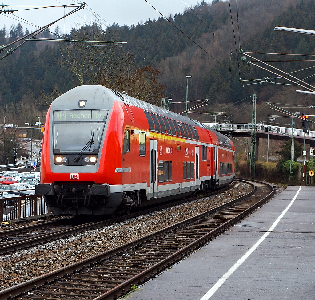 Der RE 9  (Rhein-Sieg-Express) Siegen-K�ln-Aachen, kommt mit Doppelstockwagen-Steuerwagen Bauart DB pza 4.Gen. voraus von Siegen, hier am 17.12.2011 in Betzdorf/Sieg.