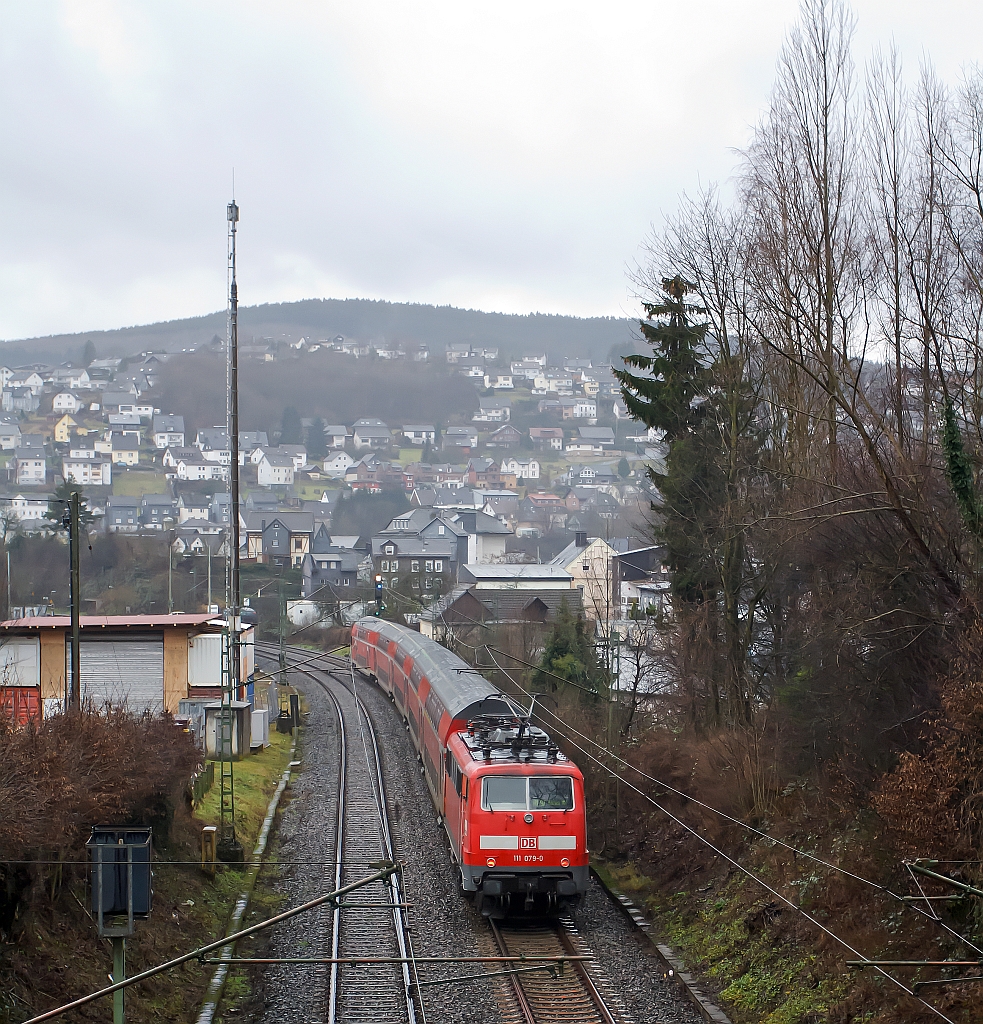 Der RE 9 (Rhein-Sieg-Express) Siegen-K�ln-Aachen, f�hrt Steuerwagen voraus von Siegen in Richtung K�ln, hier am 07.01.2012 in Niederschelden. Schublok ist die 111 079-0 .