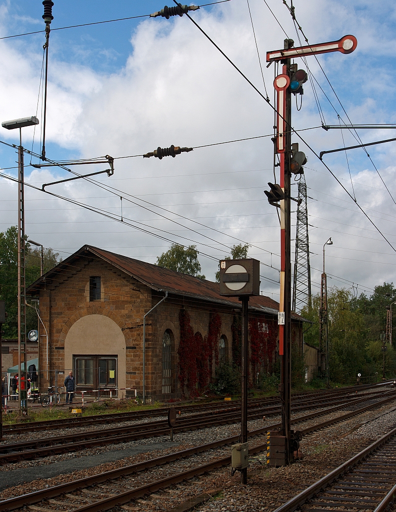 Der Rest vom ehem. Lokschuppen Kreuztal an der Ruhr-Sieg-Strecke KBS 440, hier am 18.09.2011.