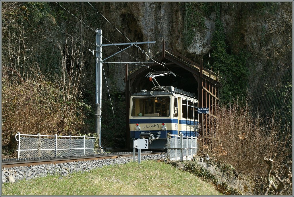 Der Rochers de Naye Triebwagen verschwindet bei Kilometer 1.7 im 386 Meter langen  Valmont-Tunnel.
26. M�rz 2012 