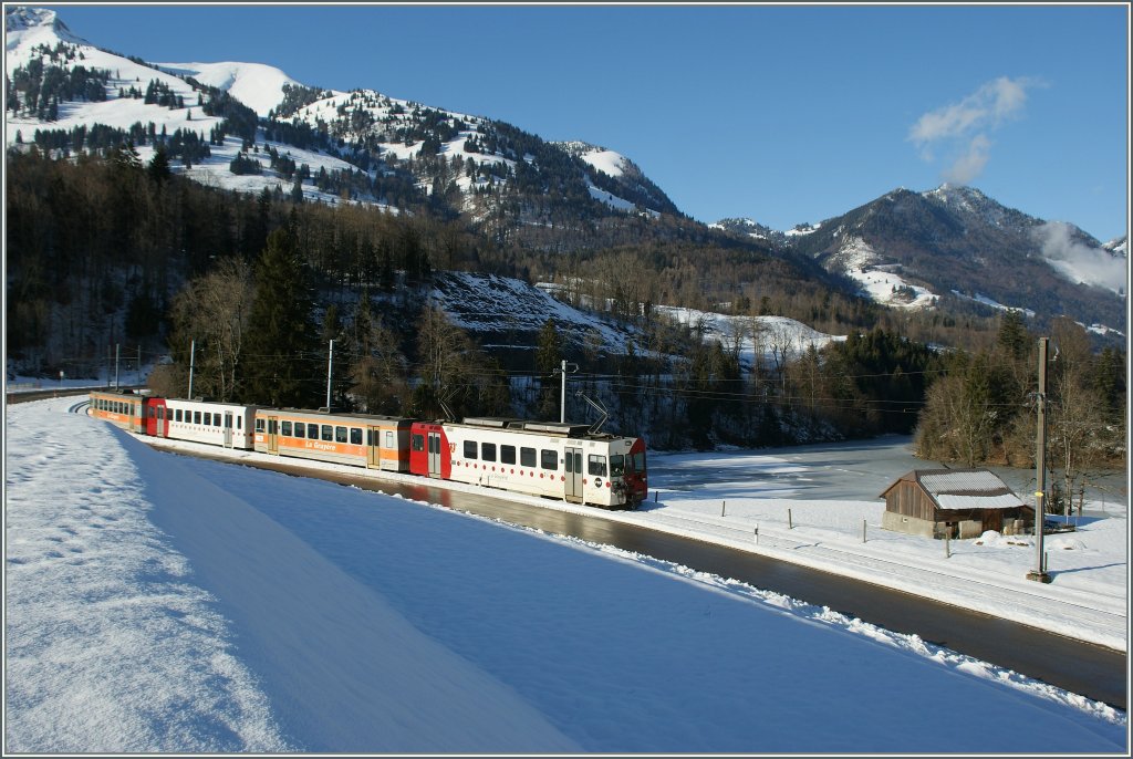 Der TPF Regionalzug 14972 nach Montbovon kurz nach Lessoc.
28. Jan. 2013