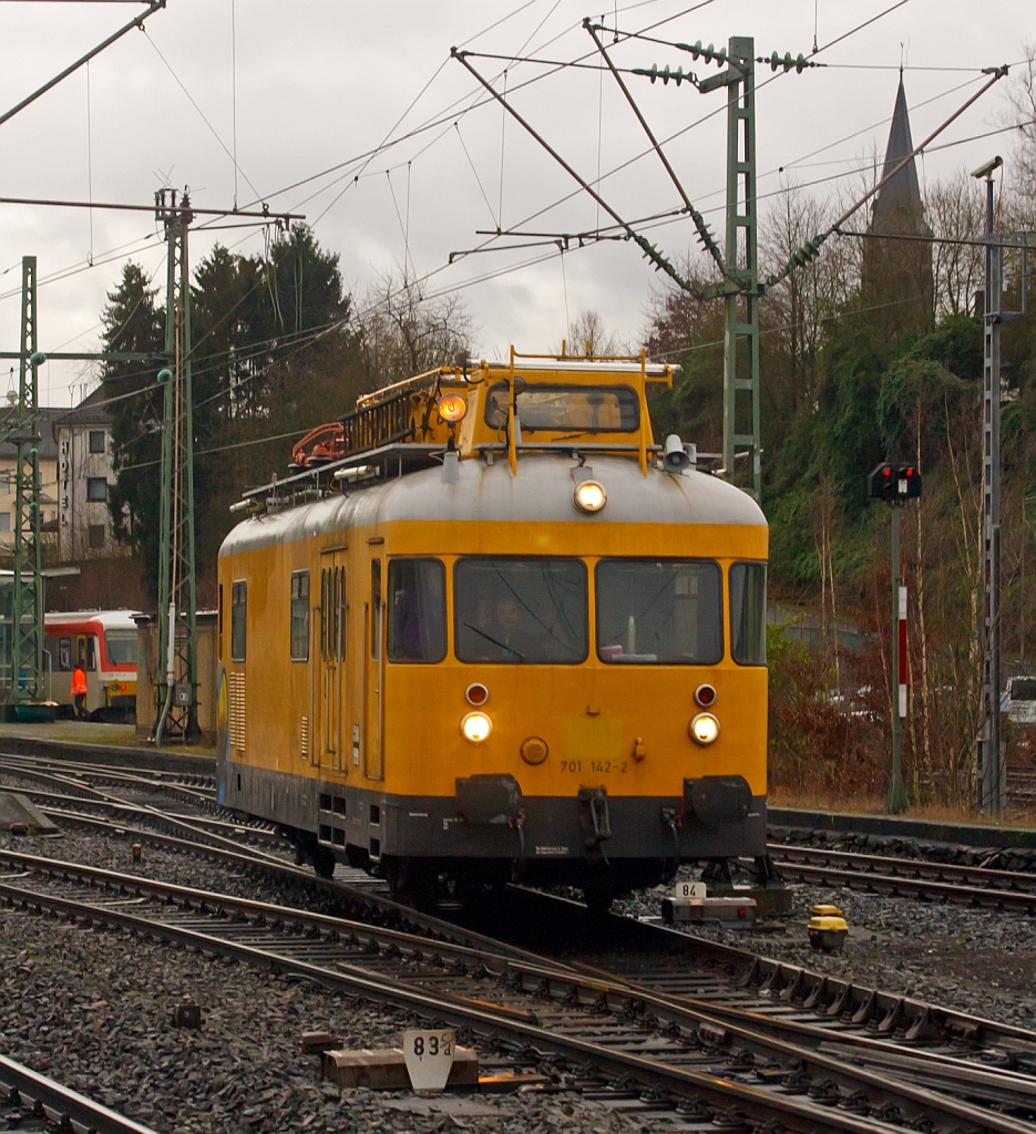 Der Turmtriebwagen 701 142-2 der HWB - Hochwaldbahn, Hermeskeil f�hrt am 30.01.2013, nach einem Tankstop, vom Bahnhof Betzdorf/Sieg in Richtung K�ln.

Der Turmtriebwagen wurde 1971 bei WMD in Donauw�rth unter der Fabriknummer 1556 gebaut.
Bis zur Ausmusterung bei der DB am 15.12.2006 war die Einsatzstelle Bw Siegen.

Eine freundlichen Gru� an den Tf zur�ck.