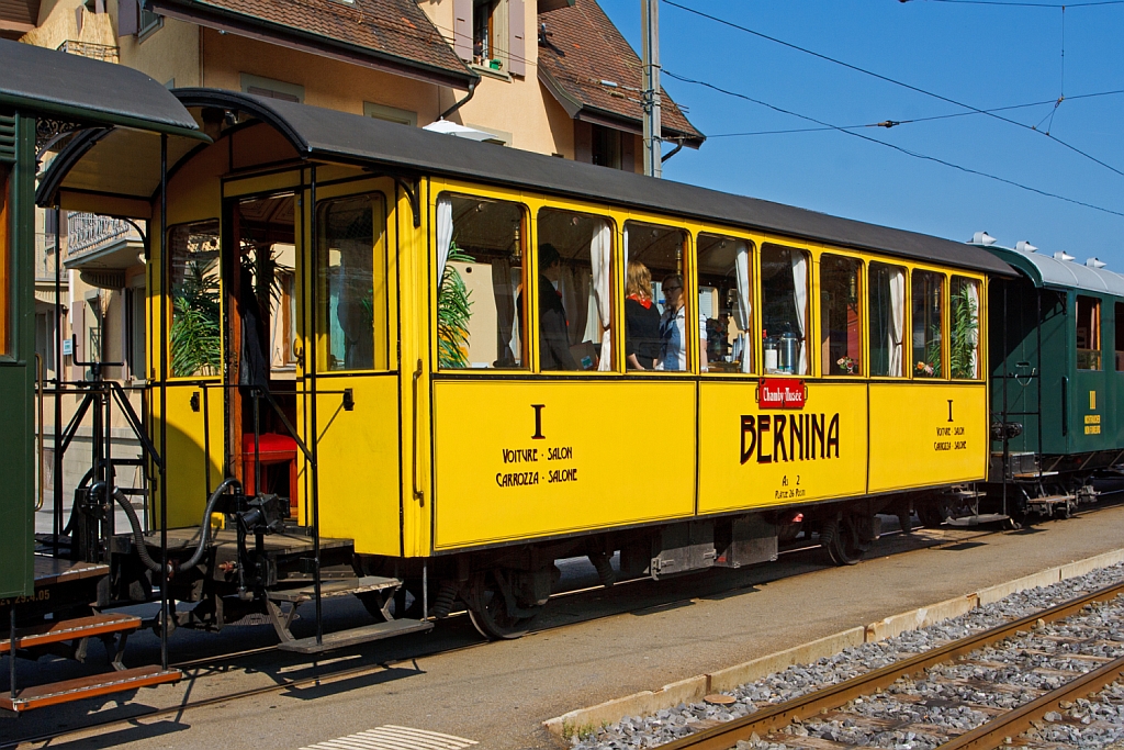 
Der wunderschöne 2-achsige  BERNINA  Salonwagen As 2 der Museumsbahn Blonay-Chamby, am 27.05.2012 im Bahnhof Blonay. Auch wenn der Wagen im Bernina-Anstrich gut aussieht, so ist es kein originales Bernina-Fahrzeug, war aber von 1948 bis in die 60er-Jahre auf der Berninastrecke im Einsatz. 

Der Wagen wurde 1903 von der Schweizerische Industriegesellschaft Neuhausen (SIG) für die RhB gebaut und als As 2 (mit neun großen Fenstern) in Betrieb genommen. 1948 erfolgte ein Umbau und Umzeichnung in BC 2101 und mit den neun großen Fenstern eignete er sich gut als Panoramawagen auf der Berninabahn. Ab 1956 dann B 2191, 1964 B² 2194, nach der Ausrangierung 1969 wurde er dann 1972 an die Museumsbahn Blonay-Chamby verkauft, wo er auch lange ein Kiosk war. Der Umbau in den heutigen Salonwagen As 2 erfolgte dann 1999.

TECHNISCHE DATEN:
Baujahr: 1903
Hersteller: SIG
Spurweite: 1.000 mm
Anzahl der Achsen: 2
Länge über Kupplung: 10.440 mm
Achsabstand: 5.000 mm
Laufraddurchmesser: 750 mm (neu)
Sitzplätze: 26
Eigengewicht: 9 t
zulässige Geschwindigkeit: 40 km/h
