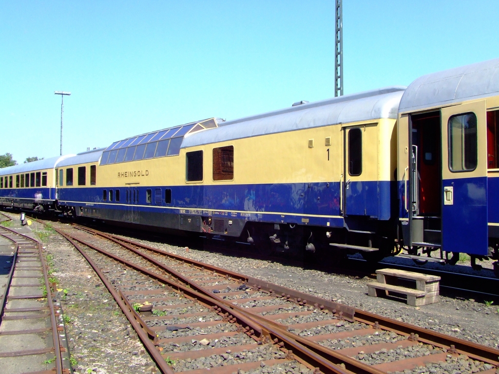 Des historische Rheingold-Aussichtswagen (Dome-Car) 56 80 81-80 002-7 (ADm) am 14.08.2010 im Rheinisches Industriebahn-Museum (RIM) in K�ln. Der Wagen wurde 1962 bei Wegmann gebaut und ist betriebsf�hig.