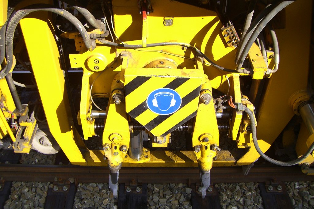 Detailansicht des Stopfaggregates der Nivellier-Richt-Stopfmaschine B 759 der Fa. Scheuchzer, aufgenommen am 29.07.2007 im Bahnhof Gurtnellen.

