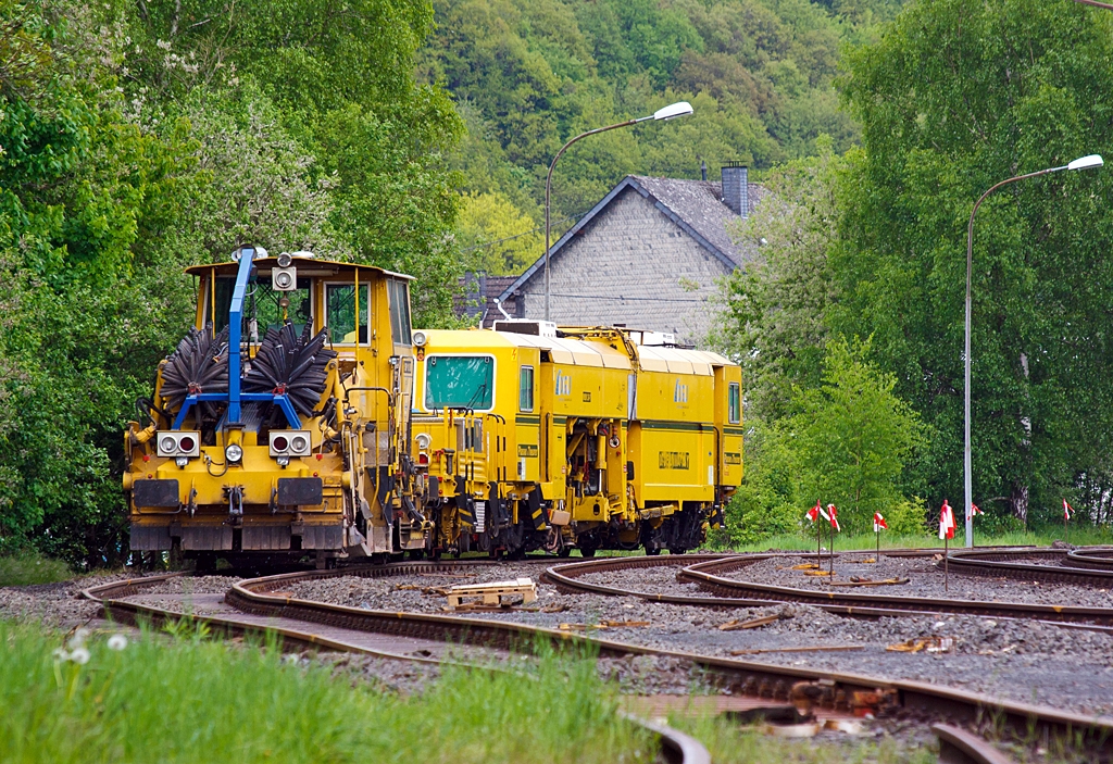 Deutsche Plasser Schotterverteil- und Planiermaschine SSP 110 SW (Schweres Nebenfahrzeug Nr. 97 16 40 549 18 - 6)  und dahinter die Plasser & Theurer Universalstopfmaschine 08 - 275 Unimat 3S Y (Schweres Nebenfahrzeug Nr. 97 43 41 523 17 - 9) der DGU (Deutsche Gleisbau Union), abgestellt am 14.05.2013 in Herdorf auf der Gleisanlage der KSW (Kreisbahn Siegen-Wittgenstein).

Der Schotterpflug wurde 1995 unter der Masch.-Nr. 607  bei der Deutsche Plasser gebaut. Die  Stopfmaschine wurde 2001 unter der Masch.-Nr. 1172 bei Plasser & Theurer in �sterreich gebaut.