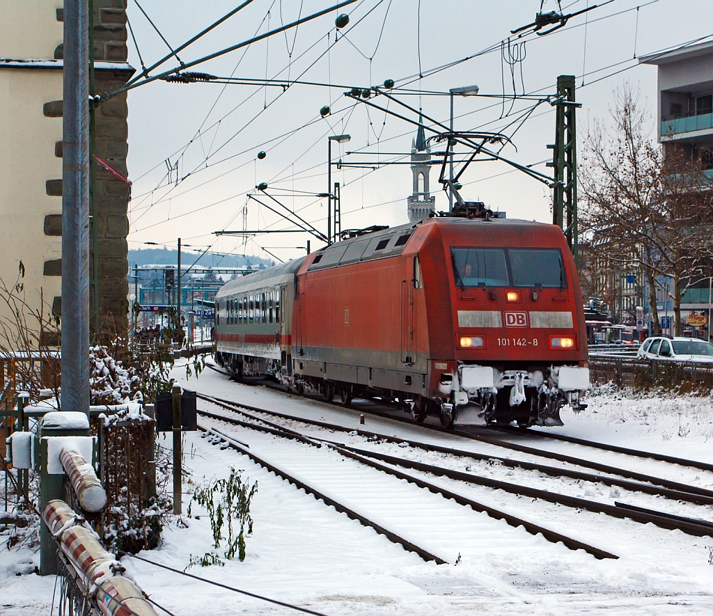 Die 101 142-8 zieht den IC 2370  IC Schwarzwald  am 08.12.2012 von Kontanz in Richtung Hamburg-Altona, hier kurz vor dem B� Fischmarkt (km 414,040). Dies ist der ersten von den wohl vielen B�&acute;s die der IC auf der Strecke �berquert.