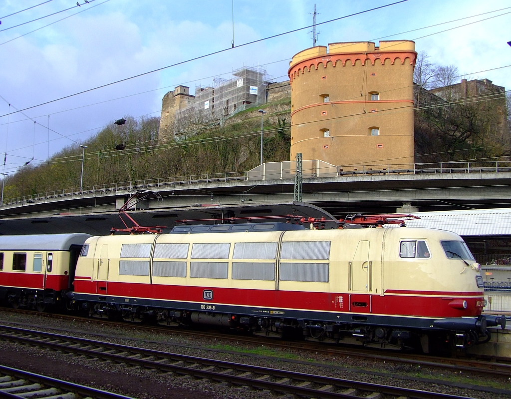 Die 103 235-8 mit IC 91 300 (mit TEE-Rheingold Wagen) steht am 03.04.2010 im Koblenzer Hauptbahnhof zur Weiterfahrt nach Trier Hbf bereit. Der Zug fuhr anl�sslich des Dampfspektakels 2011.
