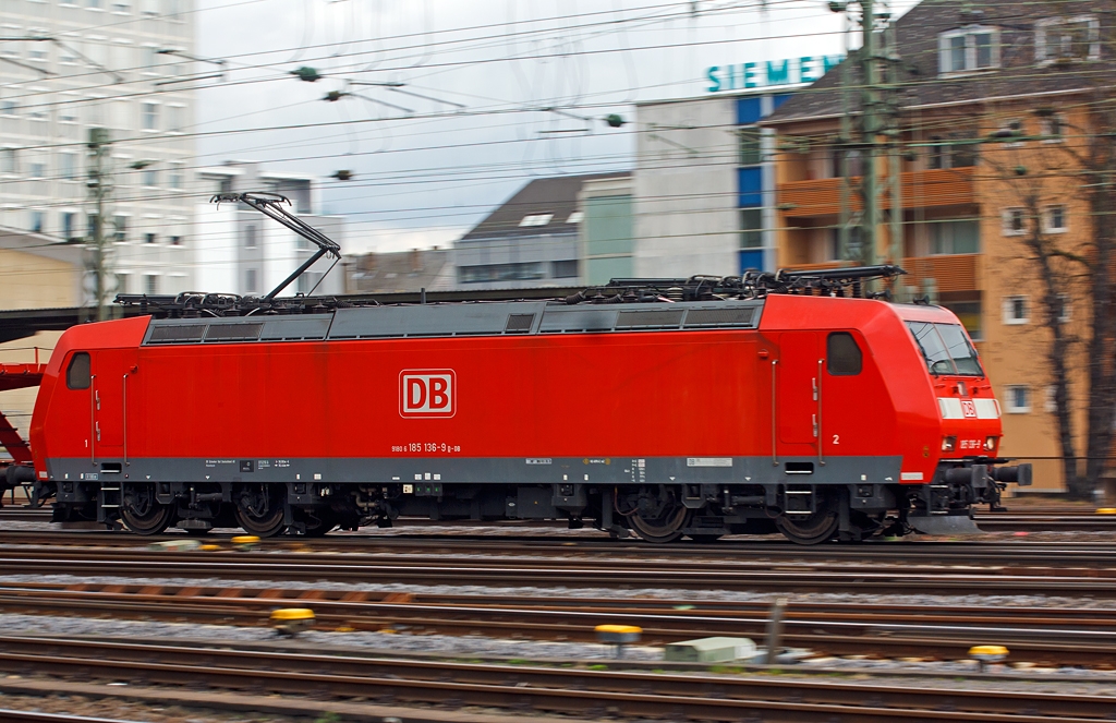 Die 185 186-9  (eine Bombardier TRAXX F140 AC 1) der DB Schenker Rail zieht am 13.04.2013 einen leeren Autozug durch Koblenz Hbf. 

Da ich sie erst sp�t hinter meinem R�cken bemerkte und mein Kamera nicht darauf eingestellt war, habe ich es einfach mal mit mitziehen porbiert.