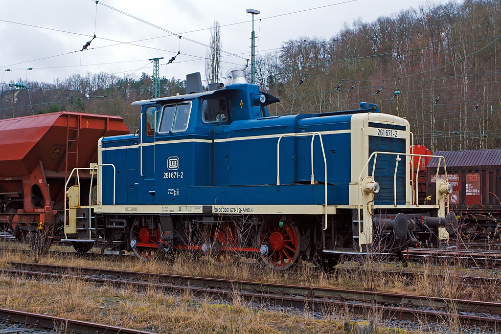 Die 261 671-2 der Aggerbahn (Andreas Voll e.K., Wiehl), ex DB V 60 671, abgestellt am 09.03.2013 in Betzdorf/Sieg.
Die V60 wurde 1959 von MaK unter der Fabriknummer 600260 als V 60 671 gebaut, 1968 erfolgte die Umbezeichnung in 261 671-2, 1984 erfolgte schon die Ausmusterung bei der DB.