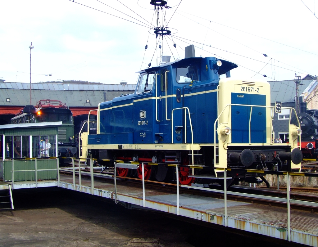 Die 261 671-2 (ex DB V  60 671) am 12.04.2009 im S�dwestf�lische Eisenbahnmuseum, Siegen, auf der Drehscheibe.
Die Lok wurde 1959 bei MaK unter der Fabriknummer  600260 gebaut. Sie hat einen Maybach GTO 6 A Motor mir 650 PS, die H�chstgeschwindigkeit betr�g 60 km/h.