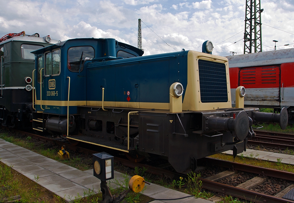 
Die 333 068-5 am 18.07.2012 im DB Museum Koblenz. Die Köf III wurde 1969 bei Gmeinder unter der Fabriknummer 5464 gebaut, die Ausmusterung erfolgte 2001. 
Sie hat einen RHS 518A MWM-Motor mit einer Dauerleistung von 177 kW (240 PS) und eine Höchstgeschwindigkeit von 45 km/h. Die Kraftübertragung erfolgt (wie bei allen BR333 und 335) vom Motor über das hydraulische Wendegetriebe, über Gelenkwelle und zusätzliche Achsgetriebe.
Kraftübertragung  über Gelenkwelle eine Weiterentwicklung Gmeinder aus dem Jahre 1965. Das ist auch der wesentliche Unterschied zu den BR 331 und 332, hier erfolgt die Kraftübertragung über Kette. 