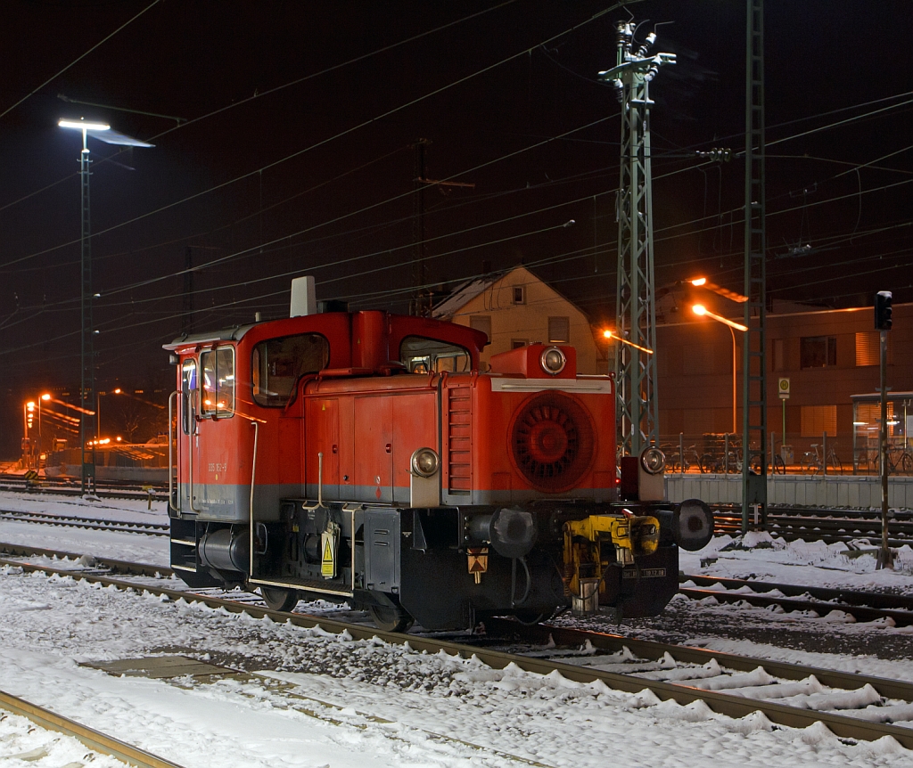 Die 335 152-5 der DB Schenker Rail Deutschland AG (ex DB 333 152-7) abgestellt am 08.12.2012 im Bahnhof Offenburg. 

Die K�f III wurde 1974 von O&K unter der Fabriknummer 26461 gebaut und als 333 152-7 an die DB geliefert, 1988 erfolgte der Umbau d.h. die Ausr�stung mit Funkfernsteuerung und somit die Umbezeichung in 335 152-5 die sie bis heute tr�gt.

Sie hat einen RHS 518A MWM-Motor mit einer Dauerleistung von 177 kW (240 PS) und eine H�chstgeschwindigkeit von 45 km/h. Die Kraft�bertragung erfolgt (wie bei allen BR333 und 335) vom Motor �ber das hydraulische Wendegetriebe, �ber Gelenkwelle und zus�tzliche Achsgetriebe.
Die Kraft�bertragung  �ber Gelenkwelle ist eine Weiterentwicklung Gmeinder aus dem Jahre 1965. 
Das ist auch der wesentliche Unterschied zu den BR 331 und 332, hier erfolgt die Kraft�bertragung �ber Kette.
