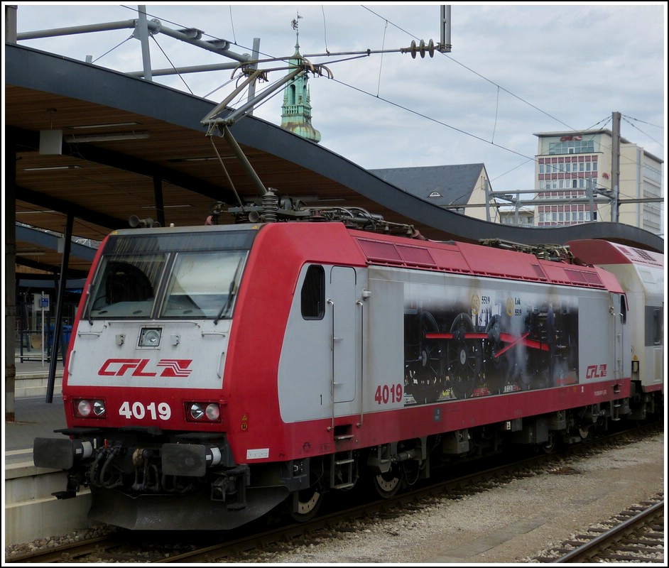 Die 4019 macht Werbung f�r die Dampflok 5519. Gesehen im Bahnhof von Luxemburg am 30.04.2012. (Hans)