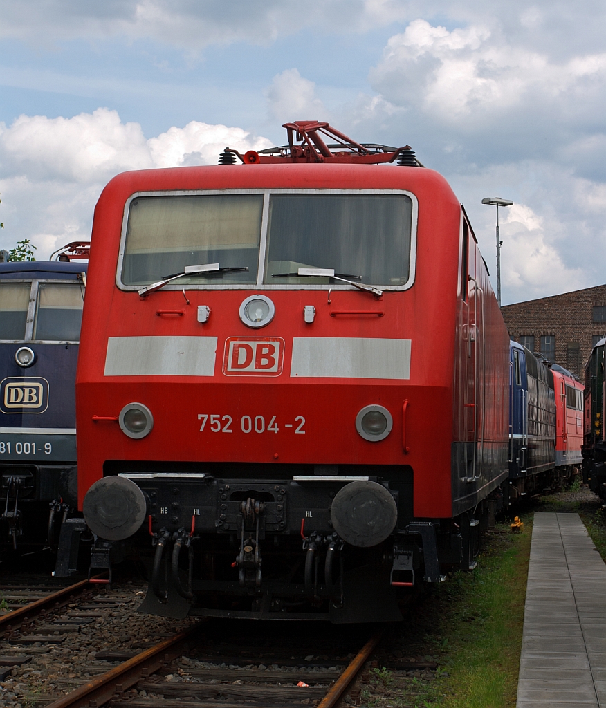 Die 752 004-2 ex 120 004-7 am 18.07.2012 im DB Museum Koblenz. Diese Vorserienlokomotive der Baureihe 120.0 wurde 1979 bei Henschel unter der Fabriknummer 32018 gebaut. Die f�nf Vorserien-Lokomotiven der BR 120 wurden immer wieder zusammen mit den anderen 120ern im Plandienst eingesetzt, die meiste Zeit �ber dienten sie jedoch als Bahndienstfahrzeuge (Baureihe 752) oder als Erprobungstr�ger f�r neue Technologien. 
Bei der Entwicklung der Baureihe 101 zog ABB Henschel die 120 004 und 005 zu Hilfe. Die 120 004-7 erhielt neue Stromrichter und eine neue Bordelektronik, dar�ber hinaus auch vom ICE adaptierte Drehgestelle, Scheibenbremsen, den integrierten Gesamtantrieb (IGA) sowie einen biologisch abbaubaren Polyol-Ester als K�hlmittel f�r den Haupttransformator. 
Die Lok legte (wie auch 120 005) in dieser Konfiguration gro�e Strecken im planm��igen IC-Dienst st�rungsfrei zur�ck. 120 004-7 kann aufgrund der aufw�ndigen Umbauten als Prototyp der Baureihe 101 angesehen werden. 