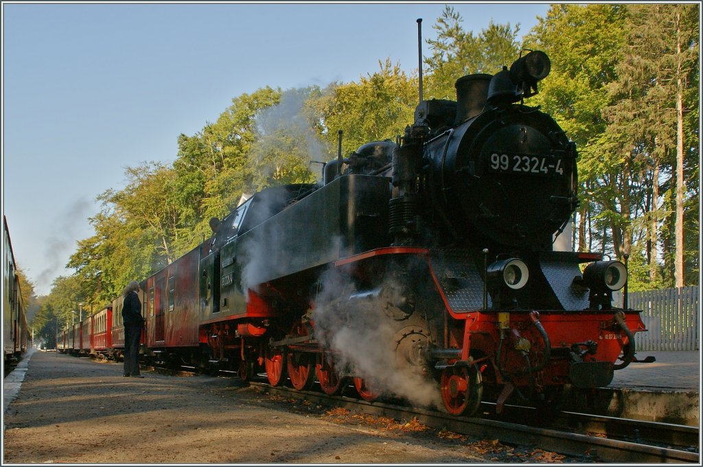 Die 99 2324-4 in Heiligendamm.
20. Sept. 2012
Sieht alt aus ist aber nicht, sondern Baujahr 2008/09 vom DB Dampflokwerk Meiningen.