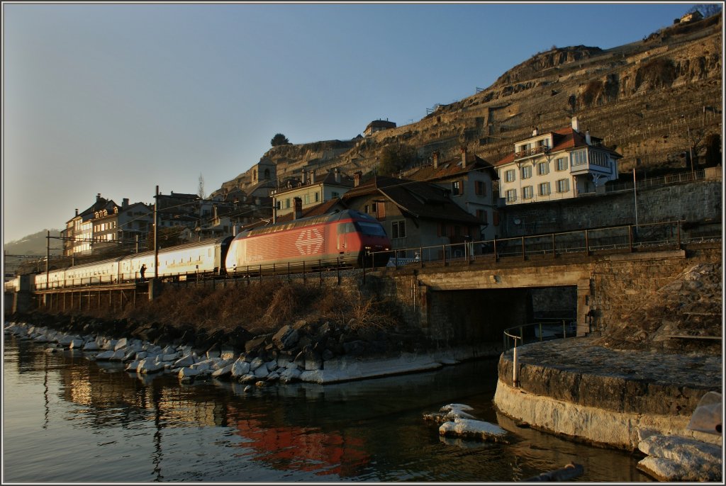 Die Abendsonne vergoldet den IR bei der Durchfahrt in St.Saphorin f�r einen kurzen Augenblick. 
(14.03.2012)