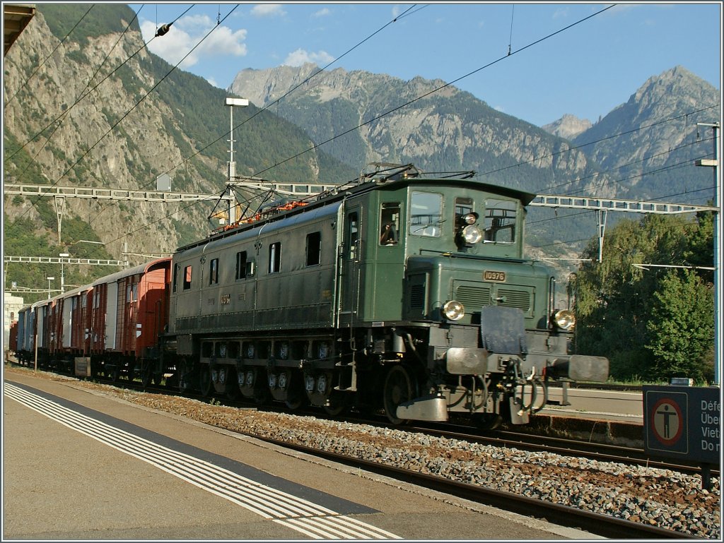 Die Ae 4/7 10976 mit einem Fotog�terzug unterwegs zum  Krokodiltreffen  bei der Durchfahrt in Martigny. 
20. Aug. 2011