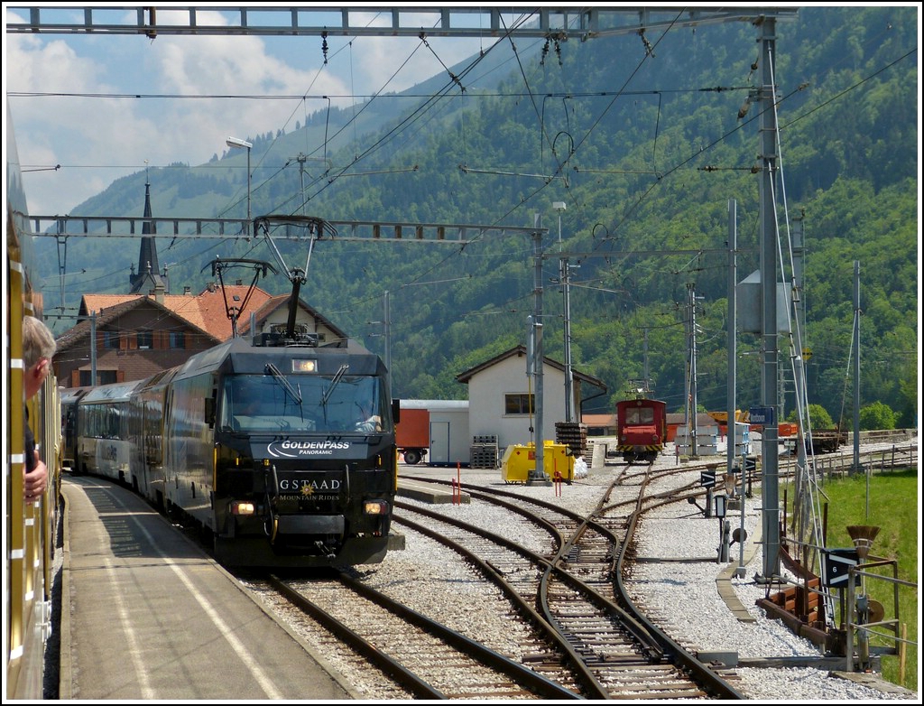 Die beiden Goldenpass Z�ge begegnen sich am 25.05.2012 in Montbovon und hinten in der Ecke steht das H�ufchen Elend. (Jeanny)