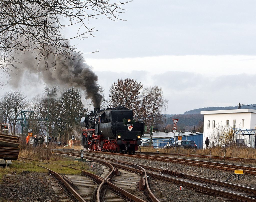 Die Betzdorfer 52 8134-0 am 26.11.2011 auf Nikolausfahrt, zwischen Dillenburg und W�rgendorf. Hier im Bahnhof Burbach-W�rgendorf war Endstation, nun mu� umgekuppelt werden, denn sp�ter geht es nach Dillenburg zur�ck. 