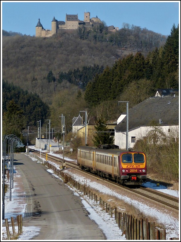 Die Burg Bourscheid thront hoch �ber dem Geschehen unten im Sauertal, als der Triebzug Z 2014 als leicht versp�tete RB 3210 nach Wiltz am 10.02.2012 durch Michelau braust. (Jeanny)