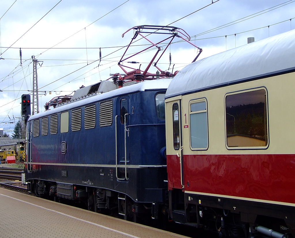 Die E10 121 (ex 110 121-1) am 03.04.2010 im Hbf Trier. Die E10 121 wurde 1957 bei der Firma Henschel in Kassel unter der Fabriknummer 29101 gebaut. 1968 erfolgte die Umnummerierung in 110 121-1.  Im Jahr 2003 wurde die Lok in den Bestand des DB Museums �bernommen.