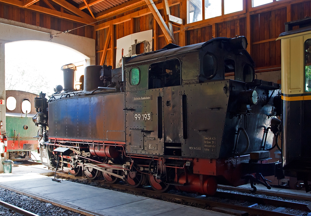 Die ehemalige Tenderlokomotive DB 99 193, eine württ. Ts 5 (spätere BR 99.19) die heute der Museumsbahn Blonay–Chamby gehört, hier am 27.05.2012 im Museum Chaulin. Die Baureihenbezeichnung in der Schweiz ist G 5/5 

Um den gestiegenen Anforderungen gerecht werden zu können, wurde von der Deutsche Reichsbahn für die einzige meterspurige Schmalspurbahn der ehemaligen Königlich Württembergischen Staatsbahn, die im Nordschwarzwald 15,11 Kilometer lange Schmalspurbahn Nagold–Altensteig  (im Volksmund Altensteigerle genannt),  eine neue Lokomotivgattung beschafft. Vier fünfachsige Heißdampflokomotive der Gattung Ts5 wurde von der Maschinenfabrik Esslingen 1927 geliefert und lehnt sich in ihrer Konstruktion sehr stark an die Nachbauserie der sächsischen 750 mm Gattung VIk an. Die Loks gehörten zum BW Freudenstadt welches dem BD Stuttgart unterstand.

Die Schmalspurbahn Nagold–Altensteig wurde 1967 eingestellt, nach dem Streckenabbau stand die Lok noch einige Jahre in Nagold und wurde dann 1969 zur Museumsbahn Blonay-Chamby an den Genfer See verkauft. Hier wurde die Maschine wieder betriebsfähig aufgearbeitet und zog einige Jahre die Museumszüge. Zurzeit ist die Maschine nach Ablauf der Untersuchungsfristen abgestellt. 

Technische Daten:
Spurweite 1000 mm > gebaute Stückzahl 4 (99 191 bis 99 194) > Bauart E-h2t > Gattung K55.9 > Länge über Puffer 8.436 mm > Leergewicht 33,6 t > Dienstgewicht 43,5 t > Höchstgeschwindigkeit 30 km/h > Vorräte: Wasser 4,6m³ und Kohle 2 t.