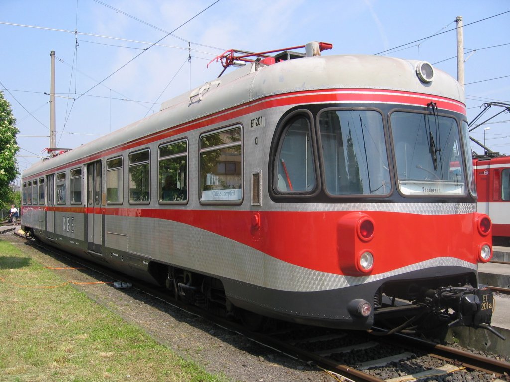 Die ET 201–204 und ET 210–212 waren Elektrotriebwagen der ehemaligen K�ln-Bonner Eisenbahnen (KBE), deren Spitzname Silberpfeil ist. Sie fuhren mit 1200 Volt Gleichstrom und kamen durch den silber-verkehrsroten Anstrich zu ihrem Spitznamen. In der Fachwelt wurden sie durch ihre revolution�re Aluminium-Bauweise ber�hmt, die sie besonders leicht machte. Ihren Einsatz fanden sie als Schnellzug oder Eilzug auf der Rheinuferbahn und der Vorgebirgsbahn (die heutigen Stadtbahn-Linien 16 und 18 der KVB und der SWB) zwischen K�ln und Bonn.(Quelle: Wikipedia)
Aufnahme vom 07.05.2006 in Wesseling.