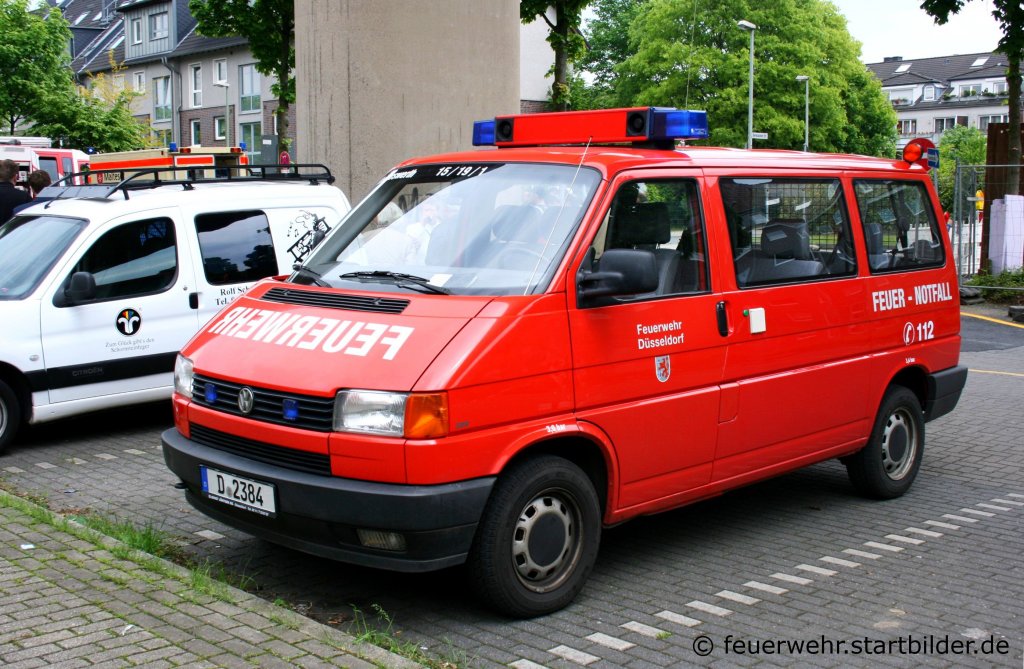 Die Feuerwehr D�sseldorf war auch beim Tag der Offenen T�r der Feuerwehr Duisburg Huckingen am 15.5.2010 zu Gast.
Sie sind mit diesem VW T4 (D 2384) (Funk 15/19/1) angereist.
Dieser MTF ist in D�sseldorf Kaiserswerth Stationiert.