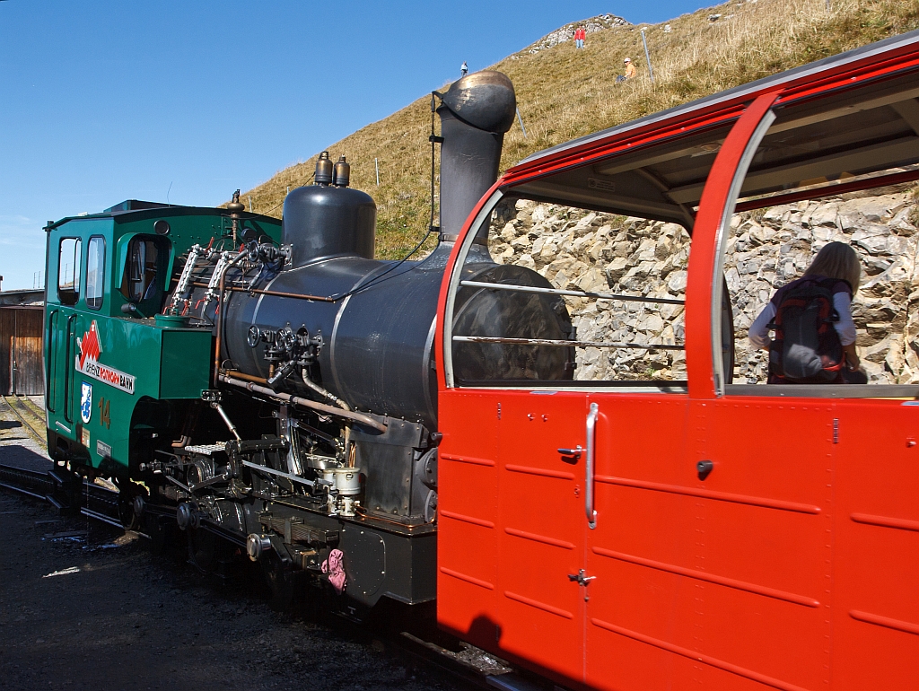 Die Heiz�l befeuerten BRB Lok 14 steht auf dem Bergbahnhof Rothorn Kulm (2.244 m �. M.) am 01.10.2011.