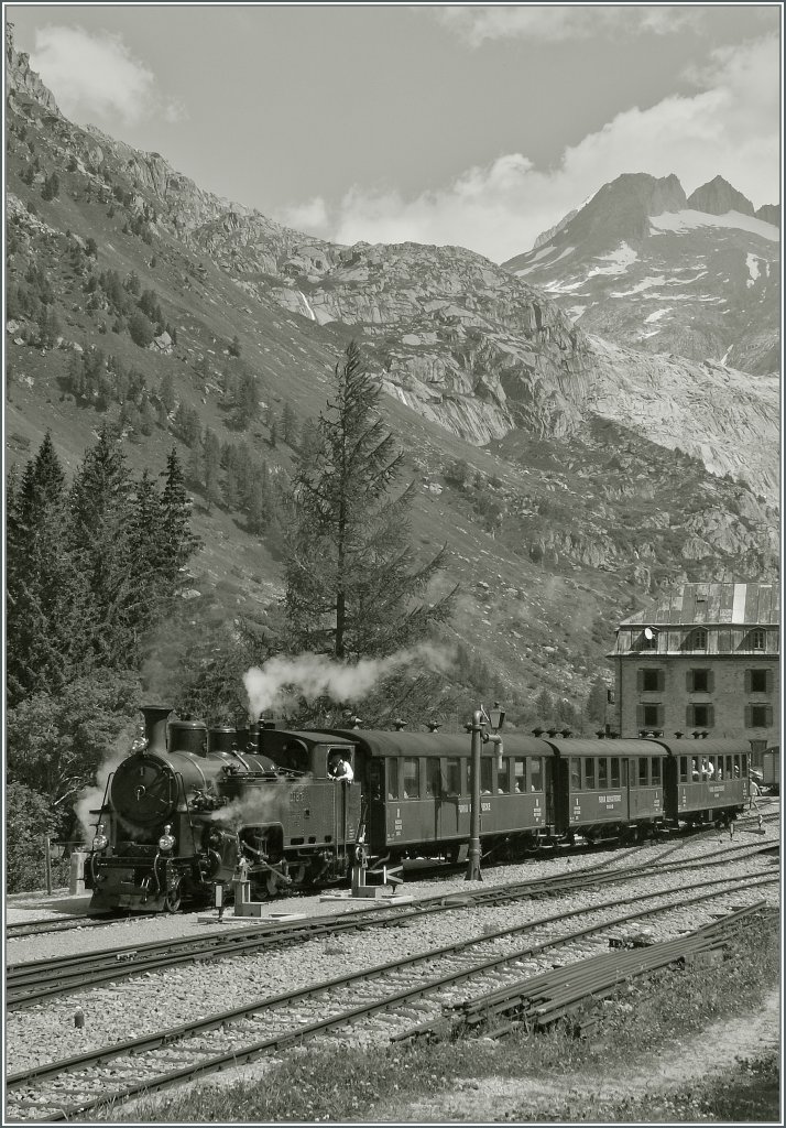 Die HG 3/4 N� 1  Furkahorn  erreicht von Realp kommend, Gletsch. 
5. VIII. 13