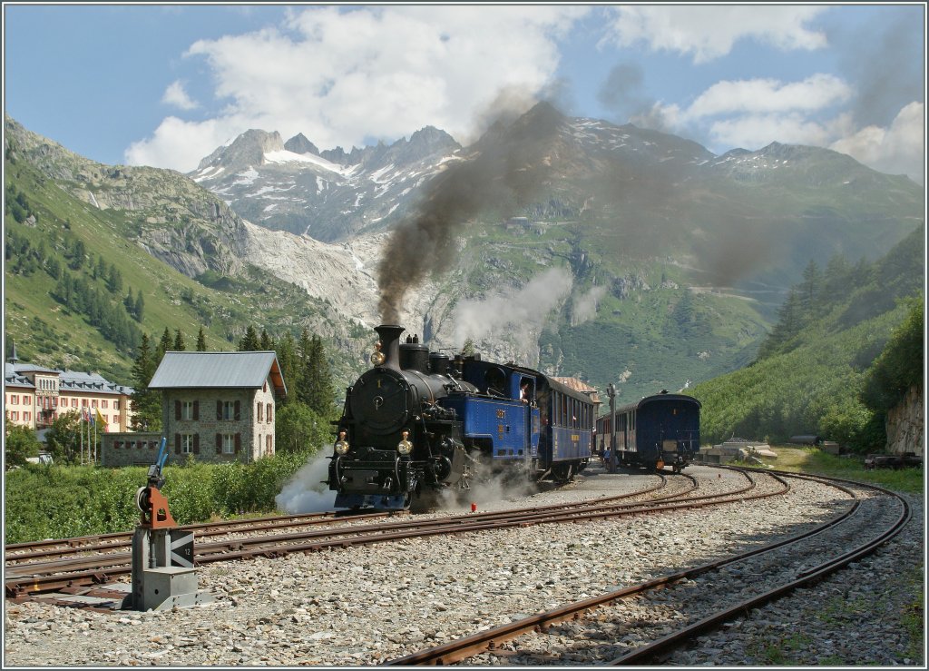 Die HG 3/4 (SLM 1913) N� 1  Furkahorn  verl�sst mir ihrem DAmpfzug Gletsch (1759 m�M) Richtung Oberwald (05.08.2013).