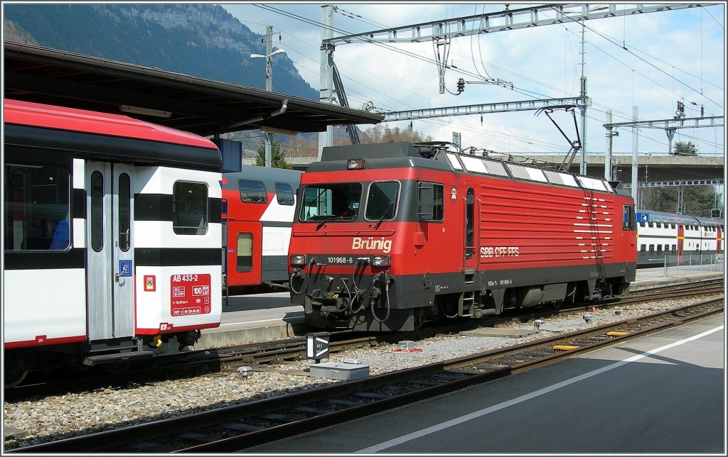 Die HGe 4/4 (101 968-6) in der sch�nen SBB Br�nig Farbgebung in Interlaken Ost am 
23. April 2006