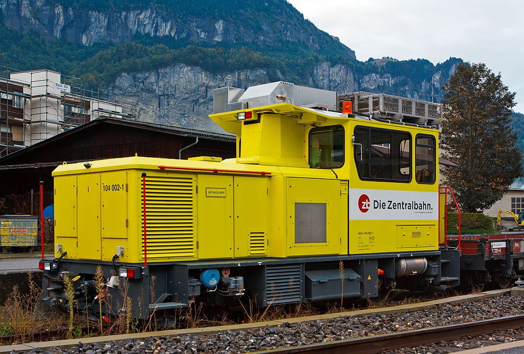 Die HGm 2/2 104 002-1 der zb (Zentralbahn) abgestellt am 29.09.2012 im Bahnhof Meiringen. 
Die 1000 mm-Zahnrad- und Adh�sions-Diesellok wurde 2010 bei Stadler unter der Fabriknummer L-4198 gebaut.

Diese Loks werden auf dem Netz der Zentralbahn eingesetzt. Im Winter k�nnen sie auch als Schublokomotive einer Schneeschleuder verwendet werden und werden dazu mit einer Funkfernsteuerung ausgestattet. F�r den Fall eines kompletten Fahrleitungsausfalls der normalerweise mit 15 kV AC betriebenen Linie k�nnten die Lokomotiven auch einen Fahrgast-Notbetrieb mit Personenwagen aufrechterhalten.

Techn. Daten:
Die Bauart ist Bo-zde, L�nge �ber Puffer betr�t 8.188 mm, das Eigengewicht 24 t.
Ein MTU 12V183TB32 Dieselmotor mit der max. Leistung von ca. 550 kW (ca. 750 PS) bei 2100 U/min treibt einen Asynchrongenerator an, der die Leistung an die zwei Fahrmotoren abgibt (diesel-elektrischer Antrieb).
