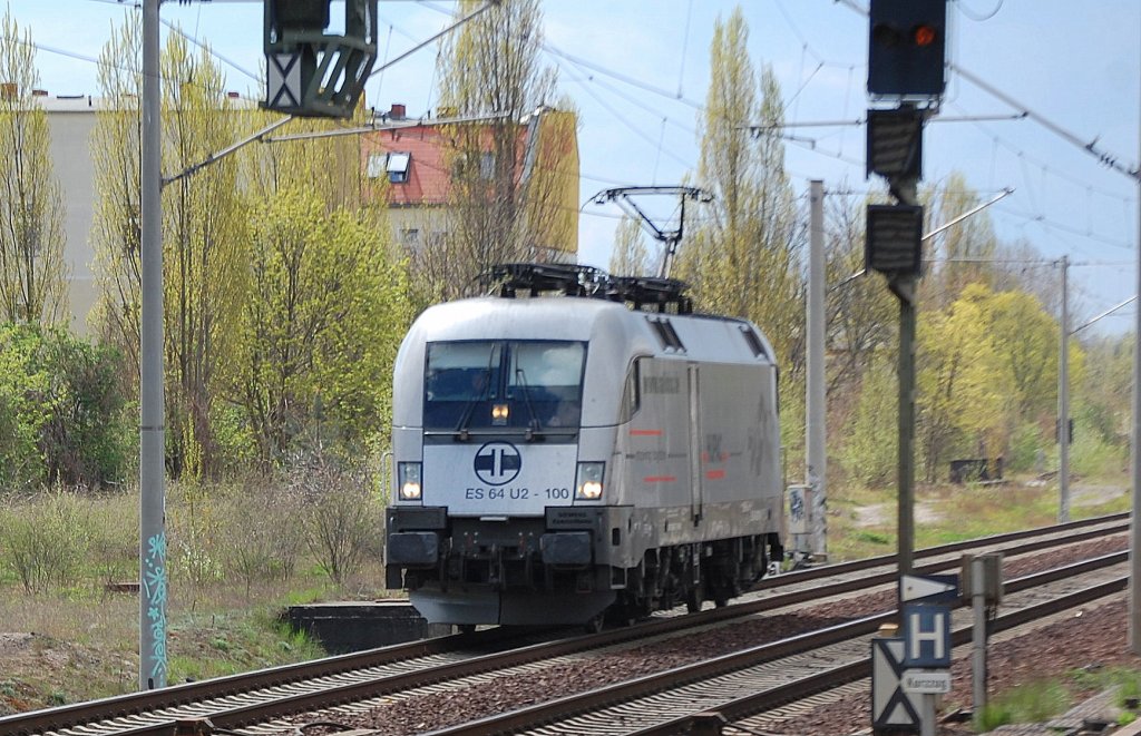 Die HUPAC Leasinglok ES 64 U2-100 (91 80 6182 600-7 D-HUPAC) von Raildox in eiligeer Fahrt Richtung Berlin-Blankenburg am 23.04.12 Berlin-Pankow.