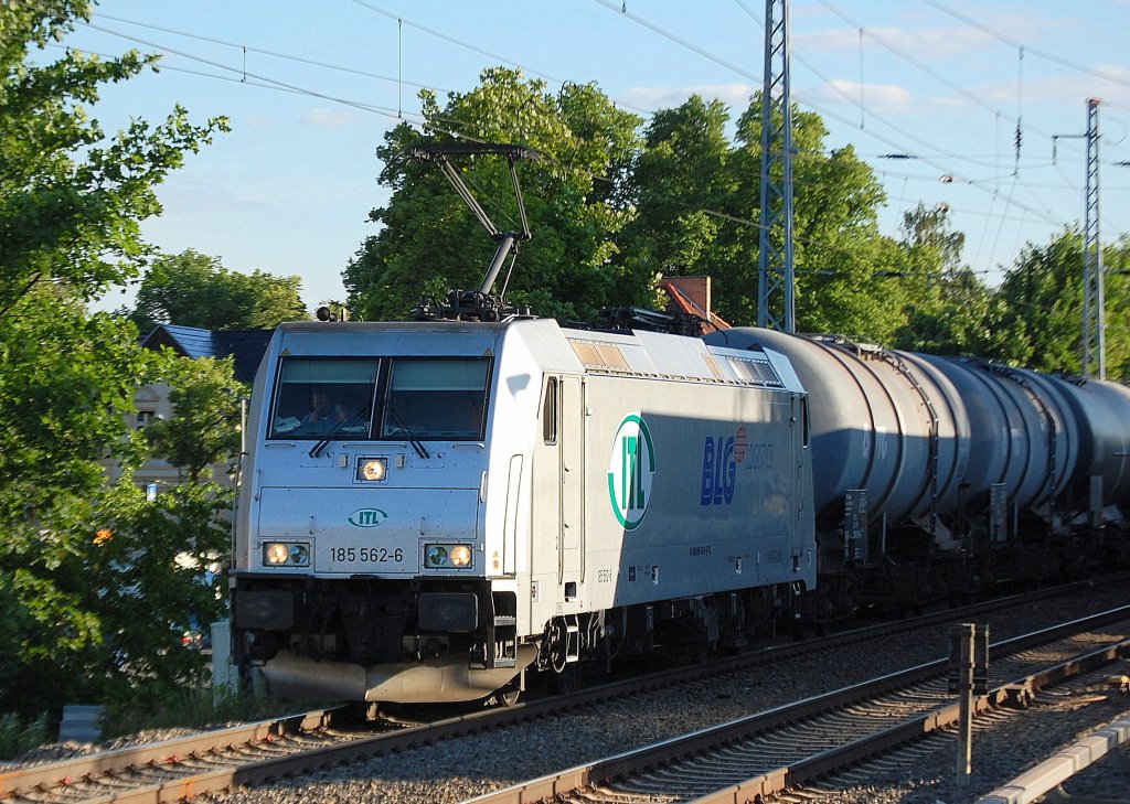 Die ITL gehrende 185 562-6 (Bj. 2005) mit einem Leerzug Kesselwagen ber Bernau Richtung Schwedt unterwegs,am Abend des 16.06.10 Berlin-Karow.  