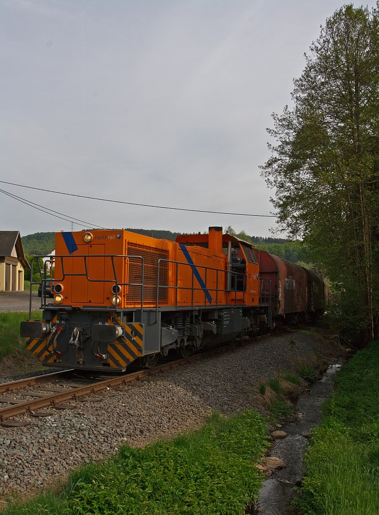 Die Kreisbahn Siegen-Wittgenstein (KSW) mit der northrail - Mietlok eine MaK G 1206 f�hrt am 06.05.2011, auf KSW eigenem Gleis, mit vollem G�terzug in Neunkirchen-Salchendorf, am Bahn�bergang Arbachsh�tte, in Richtung Pfannenberg hinauf.