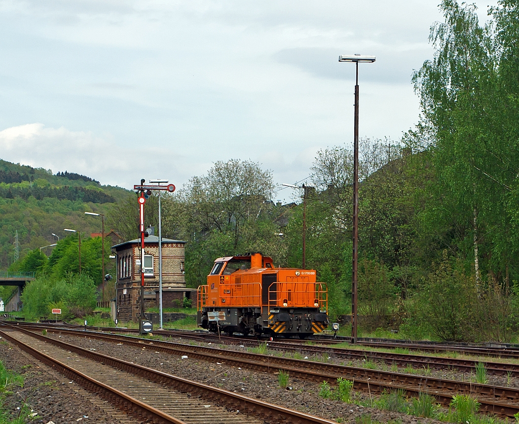 Die Lok 46 (Vossloh G 1700-2 BB) der Kreisbahn Siegen-Wittgenstein (KSW) f�hrt am 08.05.2012 solo in Richtung Betzdorf, hier im Bahnhofsbereich Herdorf.