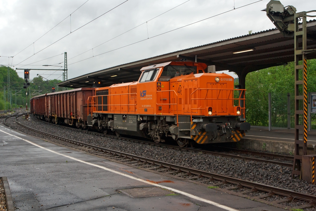 Die Lok 46 (Vossloh G 1700-2 BB) der Kreisbahn Siegen-Wittgenstein (KSW) rangiert am 11.05.2012 offene Wagen (Eanos-x 055) beladen mit Schrott im Bahnhof Betzdorf/Sieg.