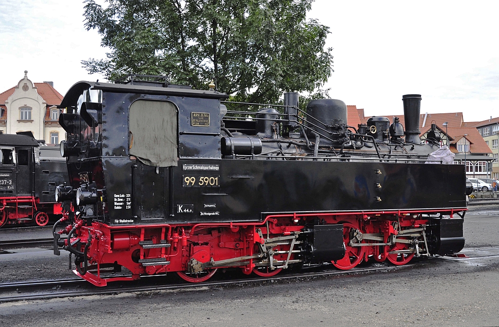 Die Mallet-Lok HSB 99 5901 ex NWE 11 am 28.08.2012 im Bw Wernigerode . Die Lok wurde 1897 von Arnold Jung, Jungenthal bei Kirchen an der Sieg unter der Fabriknummer 258 im gebaut. Die Lok hat die Bauart B'Bn4vt, die Gattung ist K 44.9,  das Dienstgewicht betr�gt 33 t, die max. Vorr�te betragen Wasser 5 m� und Kohle 2,5 t. Die Indizierte Leistung betr�gt ca. 270 PS die H�chstgeschwindigkeit 30km (vor- wie r�ckw�rts). 
Die Aufnahme ist von Ralf Geraschewski 